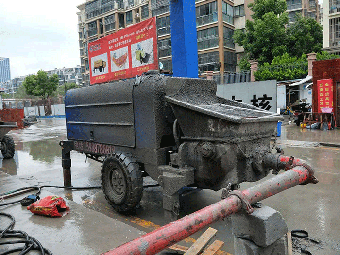 细石混凝土泵施工现场