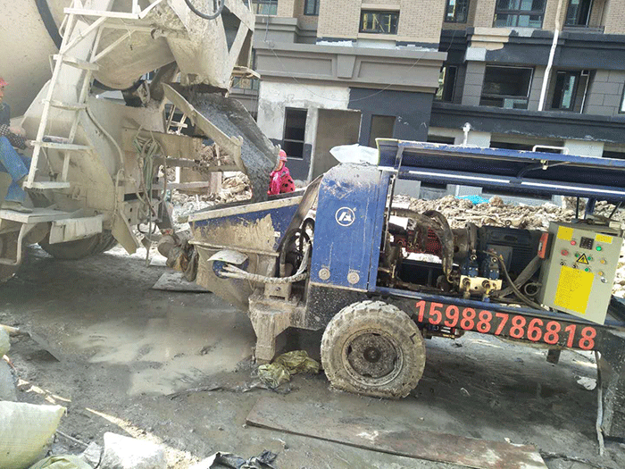 细石混凝土泵施工现场