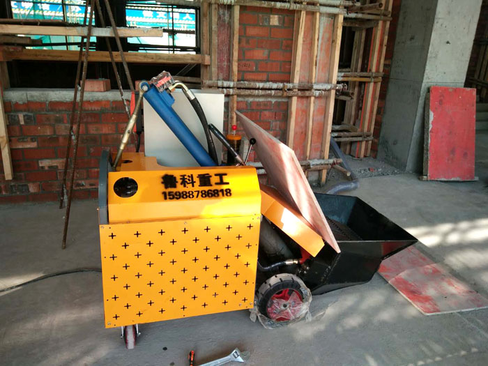 二次结构柱输送泵施工现场